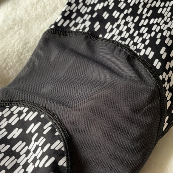 Nike Dri Fit Black and White Mesh Cropped Legging - Picture 3 of 5